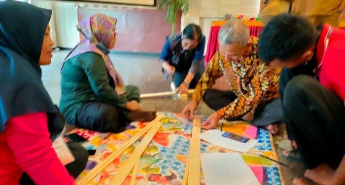 Dinas Perdagangan dan Perindustrian (Disperindag) Kabupaten Kutai Timur (Kutim) berkolaborasi dengan Dewan Kerajinan Nasional Daerah (Dekranasda) Kutim.