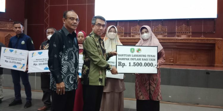 Bupati Kutim Ardiansyah Sulaiman menyatakan dengan terjadinya inflasi yang diakibatkan kenaikan harga Bahan Bakar Minyak (BBM) subsidi