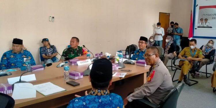 Bupati Kabupaten Kutai Timur (Kutim) melakukan pemantauan Pilkades serentak yang akan dilaksanakan di 77 desa dari 17 kecamatan yang ada di Kutim secara virtual