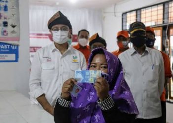 Plt Sekretaris Dinas Sosial (Dinsos) Kabupaten Kutai Timur (Kutim), Budi Mulia memberikan bantuan baik berupa uang, barang maupun lainnya.