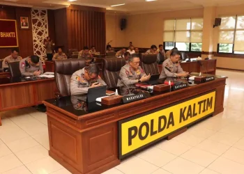 Kapolda Kaltim Irjen. Pol. Drs. Imam Sugianto, M.Si., mengikuti Rapat Anev Situasi Kamtibmas Terkini melalui Video Conference