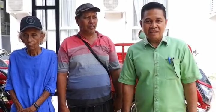 Joni Serahkan Bantuan Motor 3 Roda Pada 4 RT Di Desa Singa Geweh Sangatta Selatan