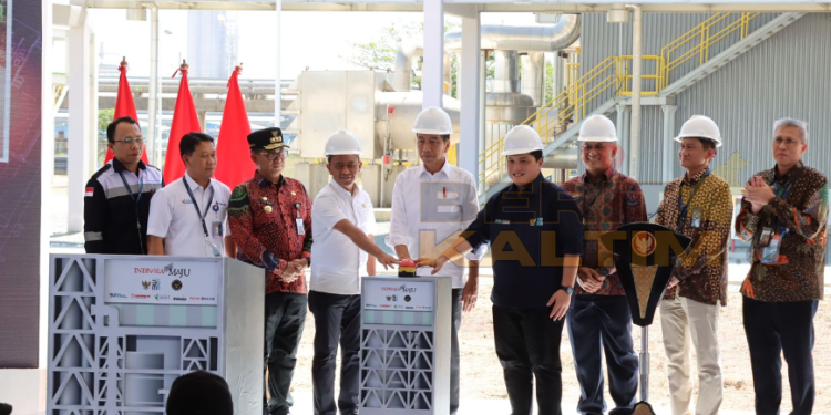 Presiden Joko Widodo Resmikan Pabrik Ammonium Nitrat, Dorong Kemandirian Industri dalam Negeri