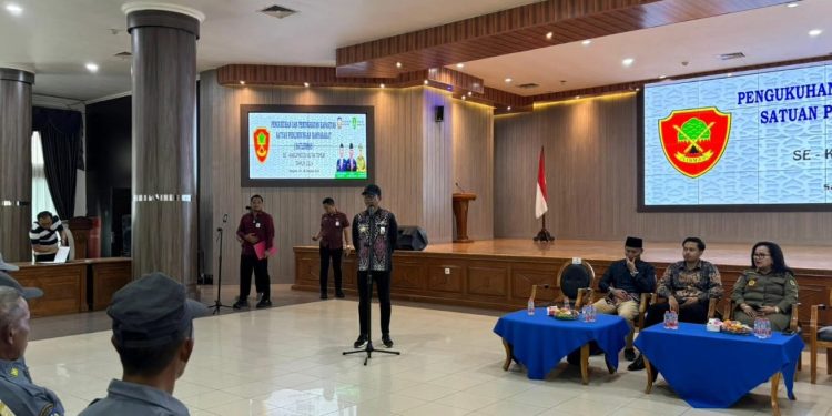 Pjs Bupati Kutim Kukuhkan Satlinmas untuk Pengamanan Pilkada 2024