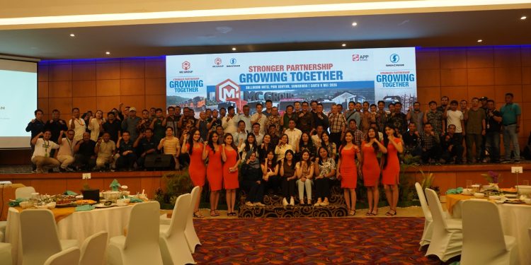Foto bersama seluruh jajaran MC Group dengan peserta Event Gathering Customer.